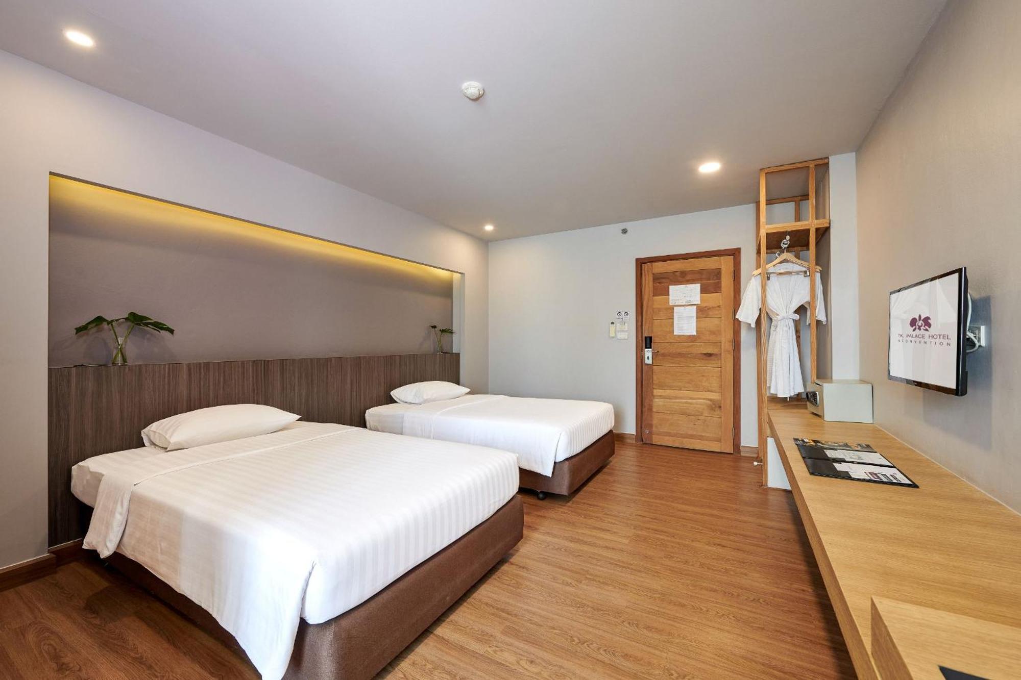 Tk Palace Hotel & Convention Bangkok Buitenkant foto